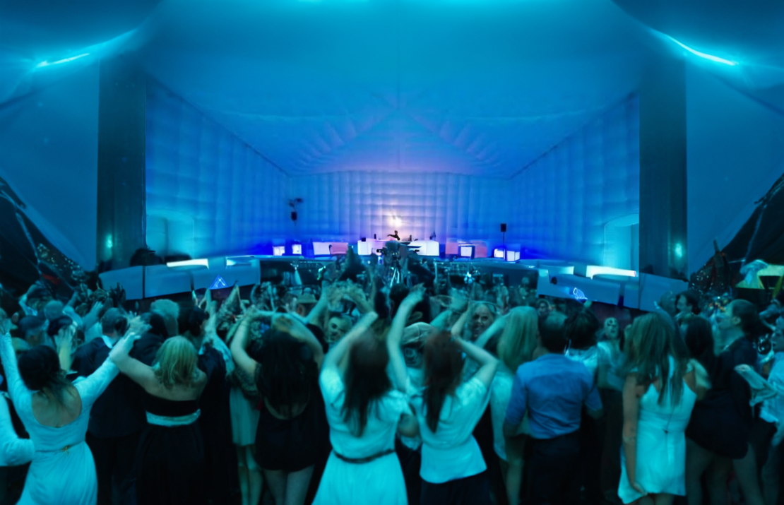 Intérieur de tente pour une fête privée avec jeux de lumière